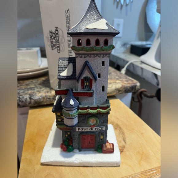 Dept 56 North Pole post office - Picture 5 of 6